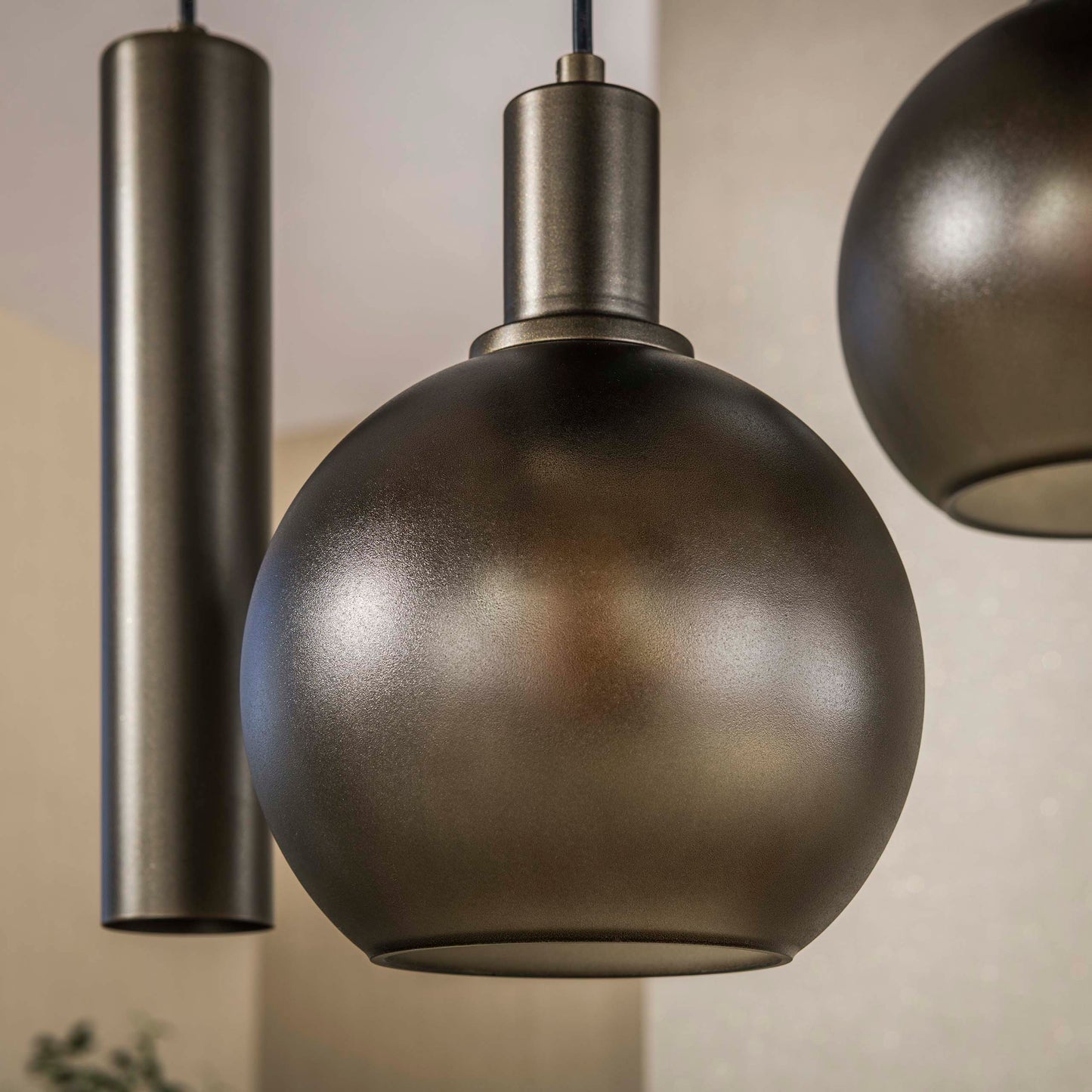 Hängelampe Sfero Tricolore 4+3 von lefurn.de mit bunten Glühbirnen und modernem Design, präsentierte in einem stilvollen Raum.