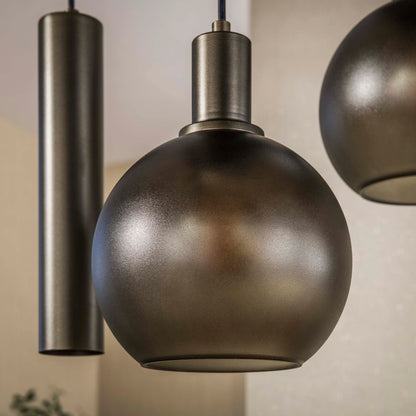 Hängelampe Sfero Tricolore 4+3 von lefurn.de mit bunten Glühbirnen und modernem Design, präsentierte in einem stilvollen Raum.