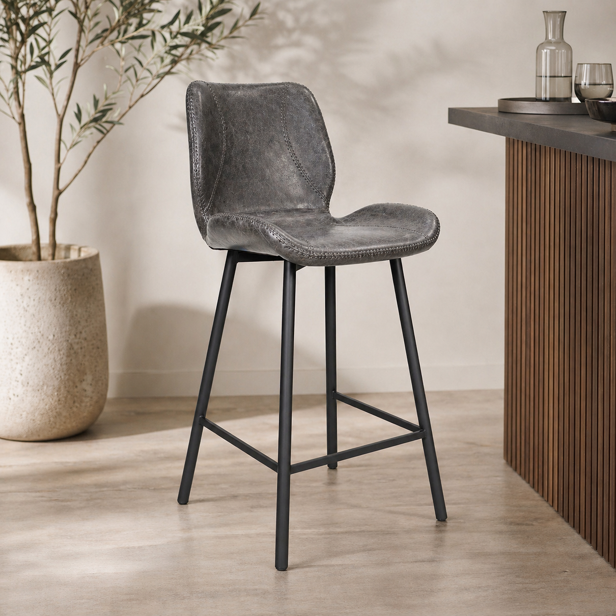 Moderner Barstuhl Barron mit Holzsitz und Metallgestell, stilvolles Design, bequem und robust für Bar und Küche.