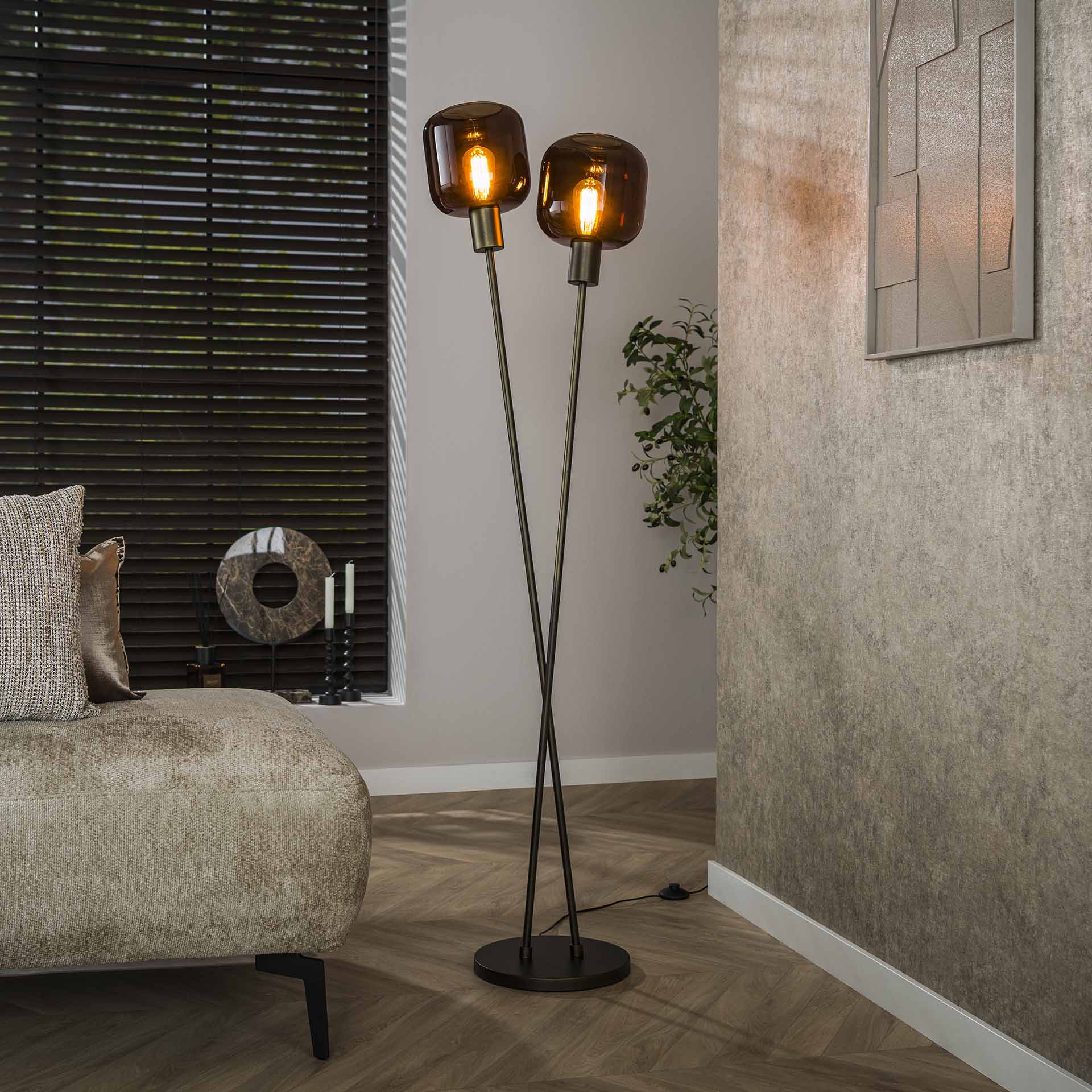 Elegante bronzefarbene Stehlampe von lefurn.de mit zwei Lampenschirmen und stilvollem Design.