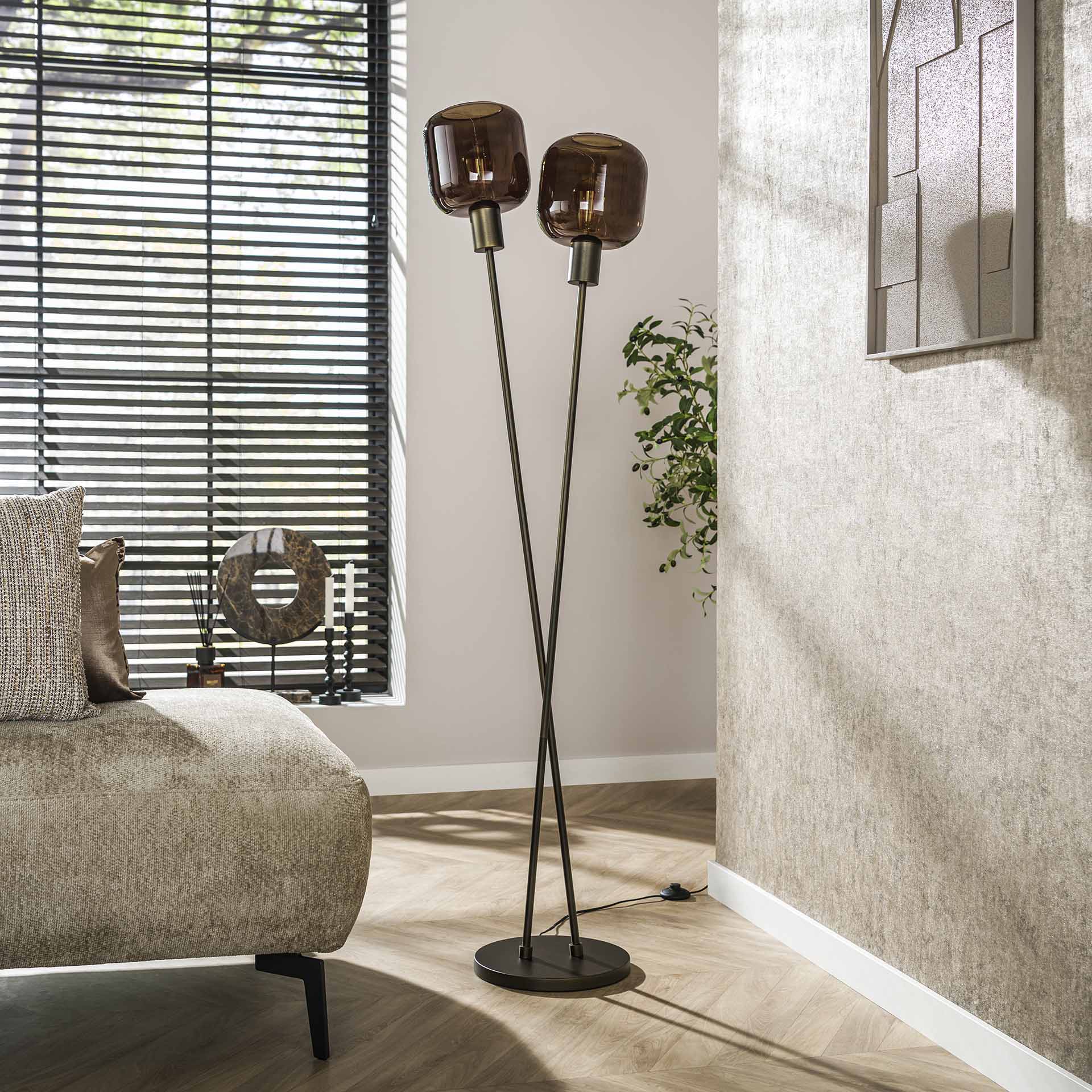 Elegante Bronza Stehlampe mit zwei Lichtquellen, stilvolles Design, leuchtend in einem modernen Raum.