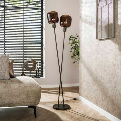 Elegante Bronza Stehlampe mit zwei Lichtquellen, stilvolles Design, leuchtend in einem modernen Raum.