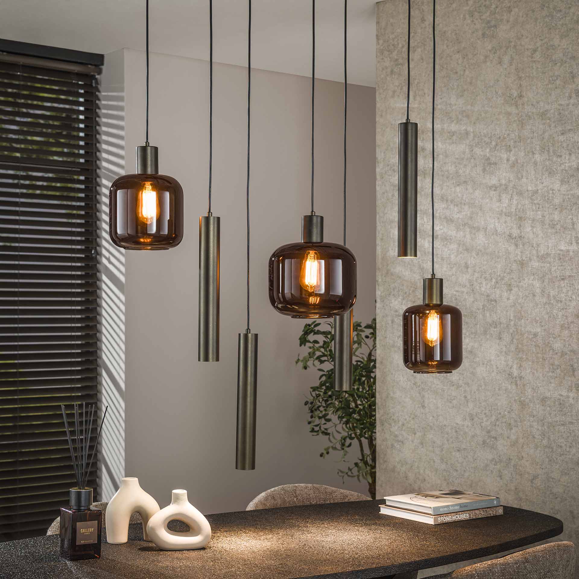Hängelampe Bronza 4+3F von lefurn.de mit goldfarbenen Metalllampenschirmen und verspiegeltem Design, sichtbar an der Decke montiert