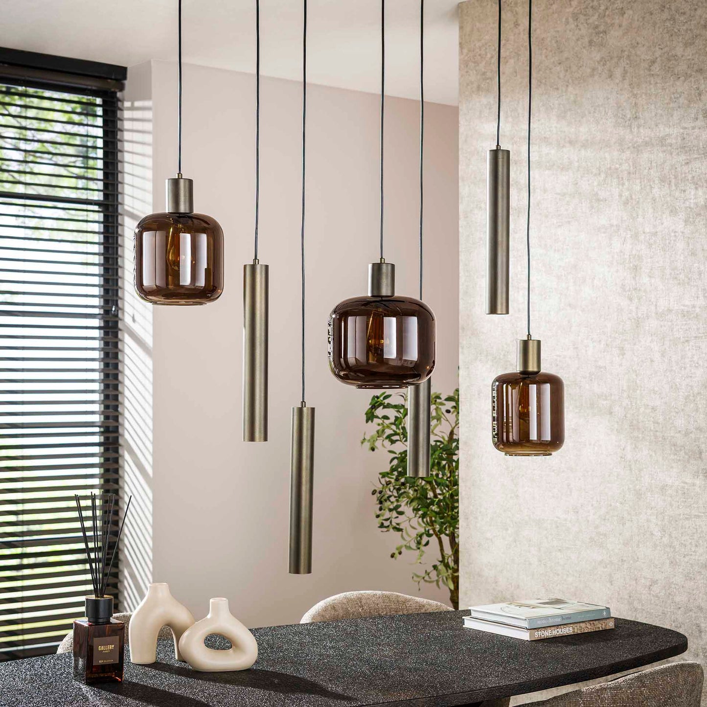 Hängelampe Bronza 4+3F von lefurn.de mit goldfarbenen Metalllampen und dekorativen Glaskugeln, moderne Beleuchtung für Wohnzimmer