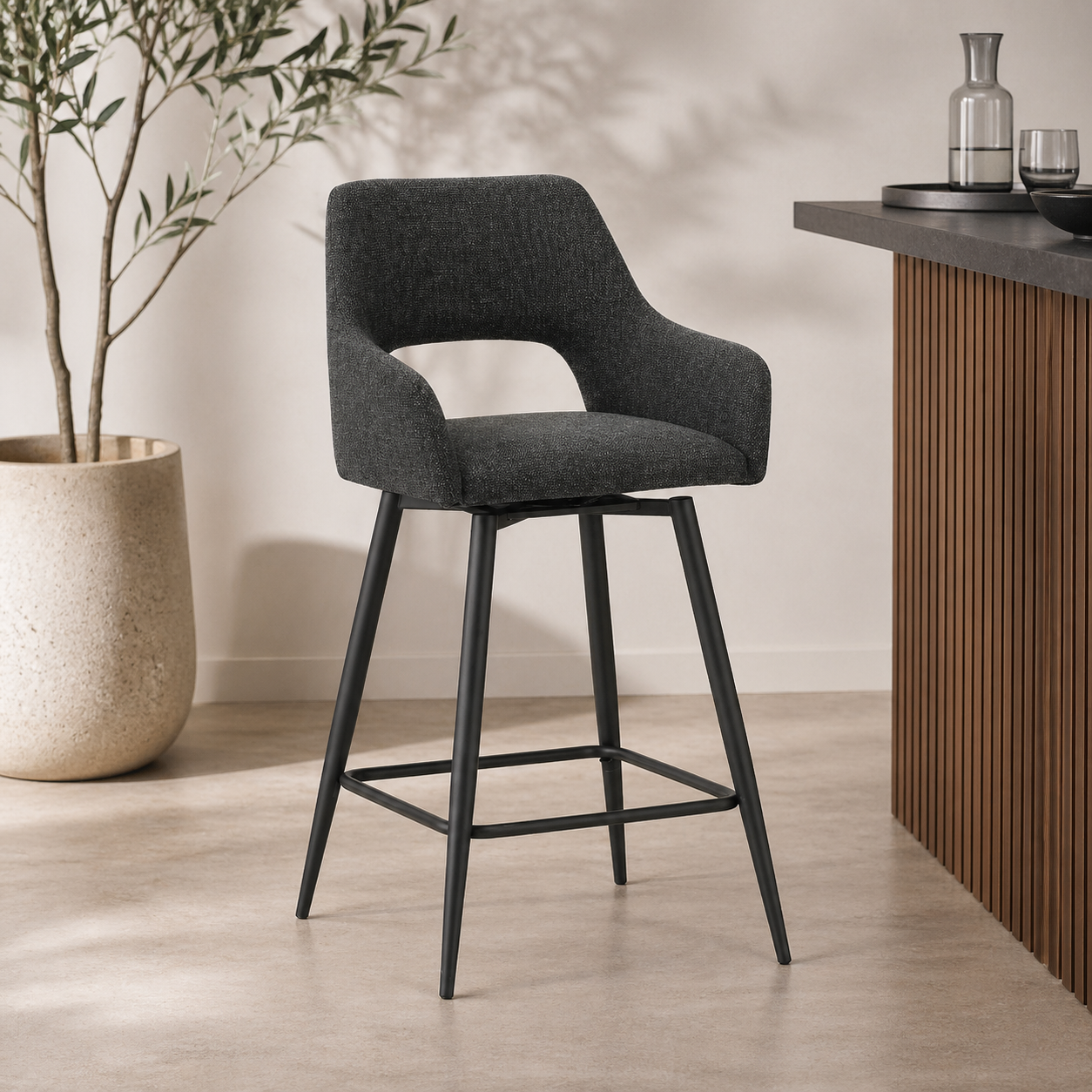 Moderner Barstuhl Amiens von lefurn.de mit schwarzem Sitz und Holzbeinen, stilvoll im modernen Küchen- oder Barbereich.
