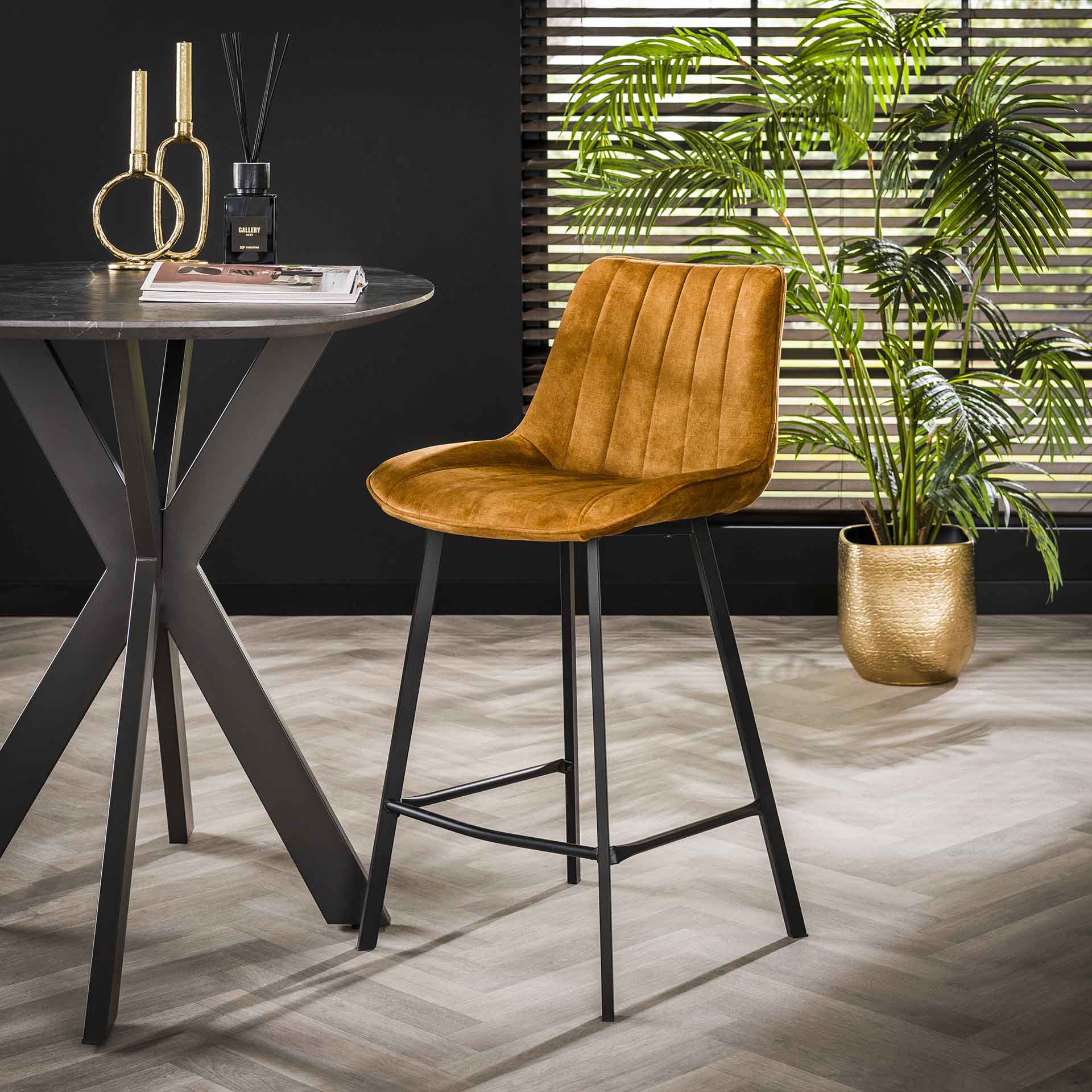 Grauer Barstuhl Brooke von lefurn.de mit Holzbeinen und gepolstertem Sitz für moderne Küchen- oder Barbereiche