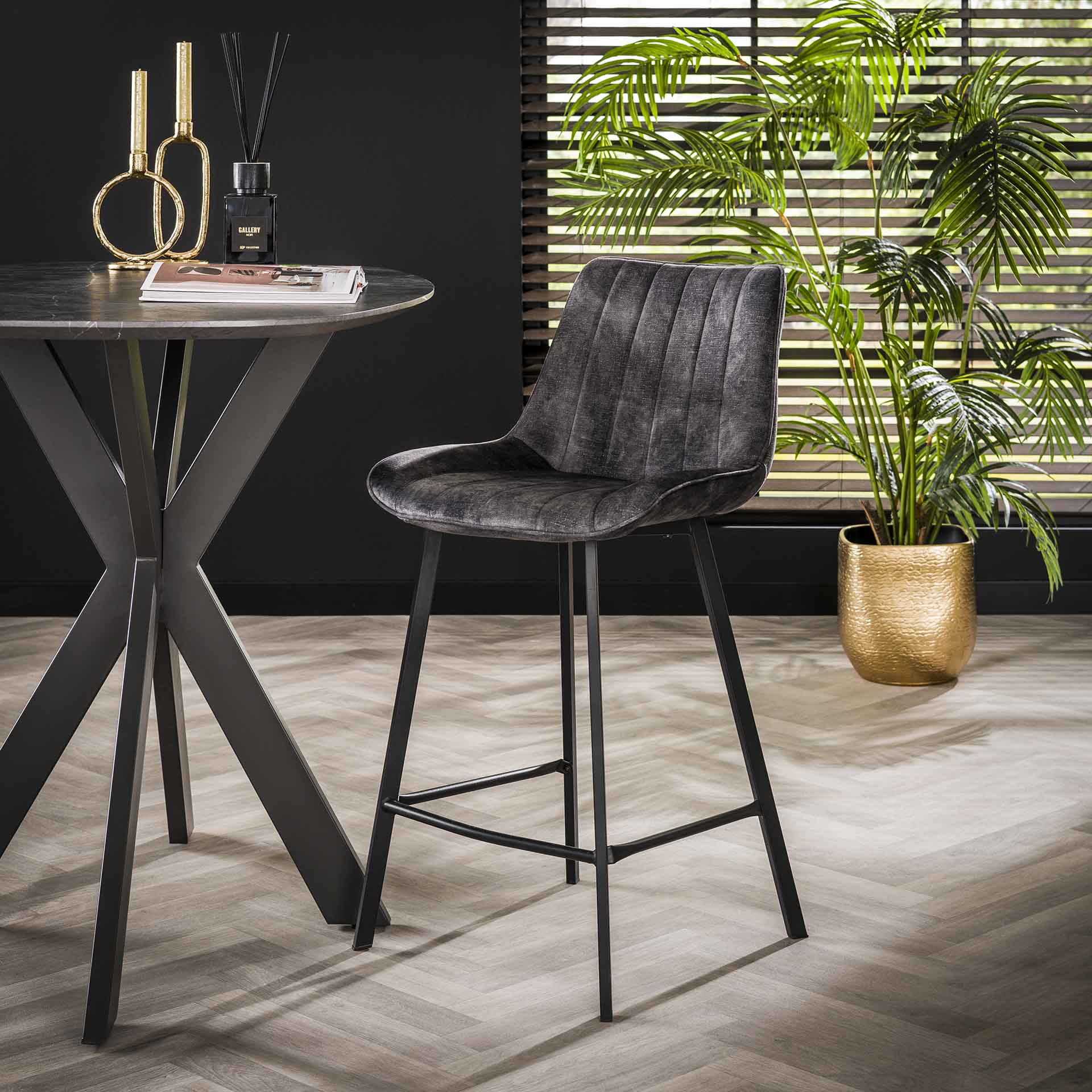 Grauer Barstuhl Brooke von lefurn.de mit Holzsitz und stabilen Metallbeinen, modernes Design für Küchen und Bars.