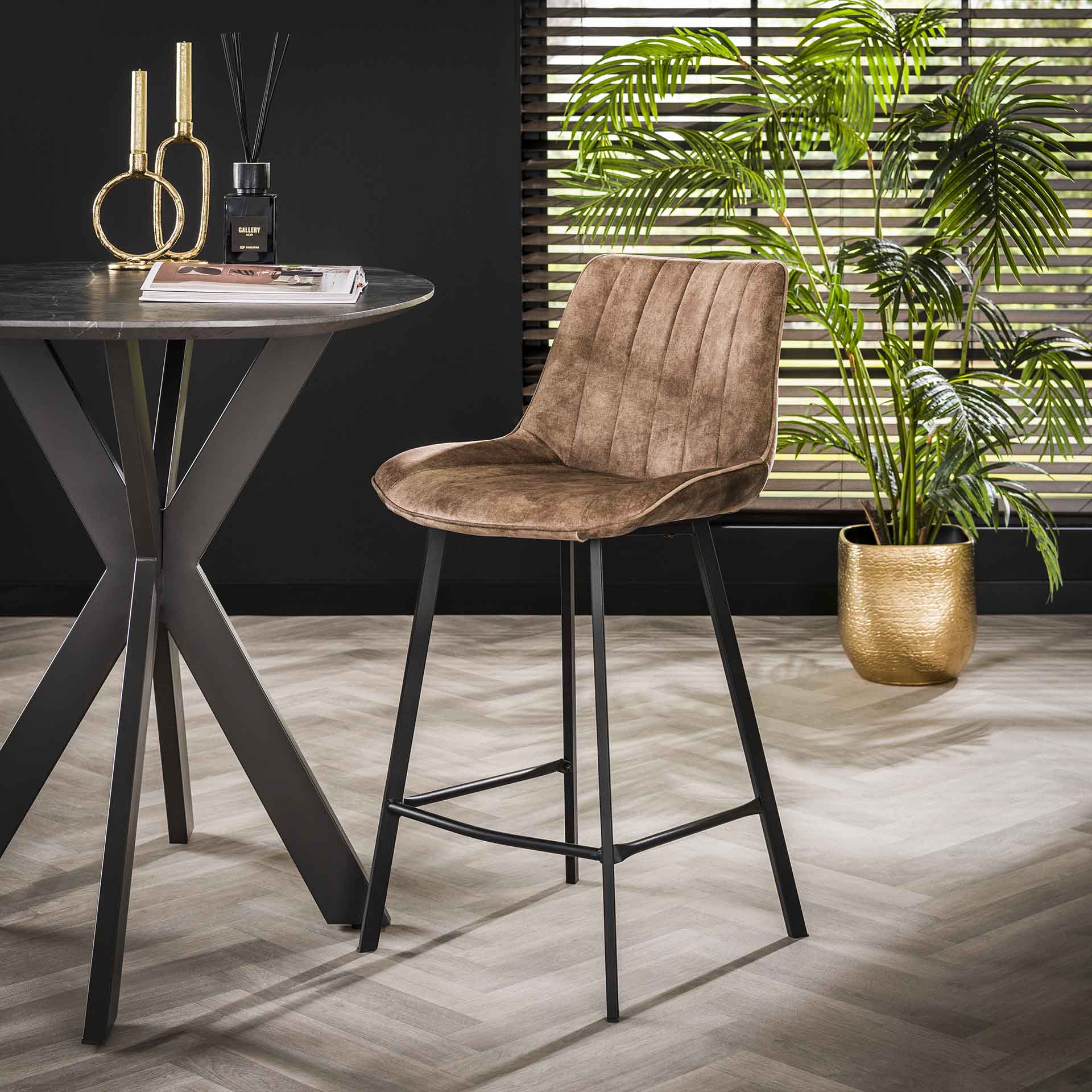 Grauer Barstuhl Brooke von lefurn.de mit Holzbeinen und bequemem Sitz, ideal für Bars und Küchen.