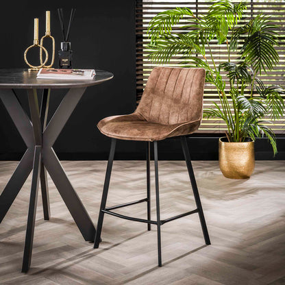 Grauer Barstuhl Brooke von lefurn.de mit Holzbeinen und bequemem Sitz, ideal für Bars und Küchen.