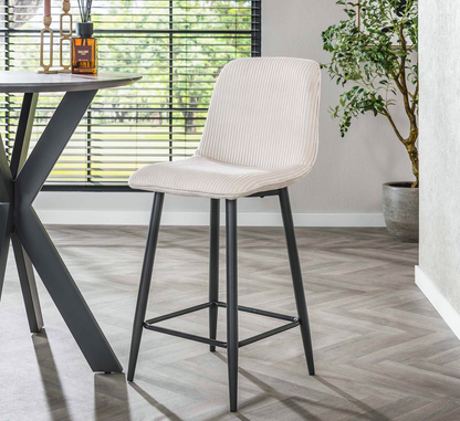 Schwarzer Barstuhl Rib von lefurn.de mit gepolstertem Sitz und Rückenlehne, modernes Design für die Bar.