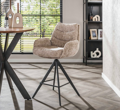 Lederner Lounge-Barstuhl in Taupe mit modernem Design, bequemer Sitzfläche und robustem Holzgestell.