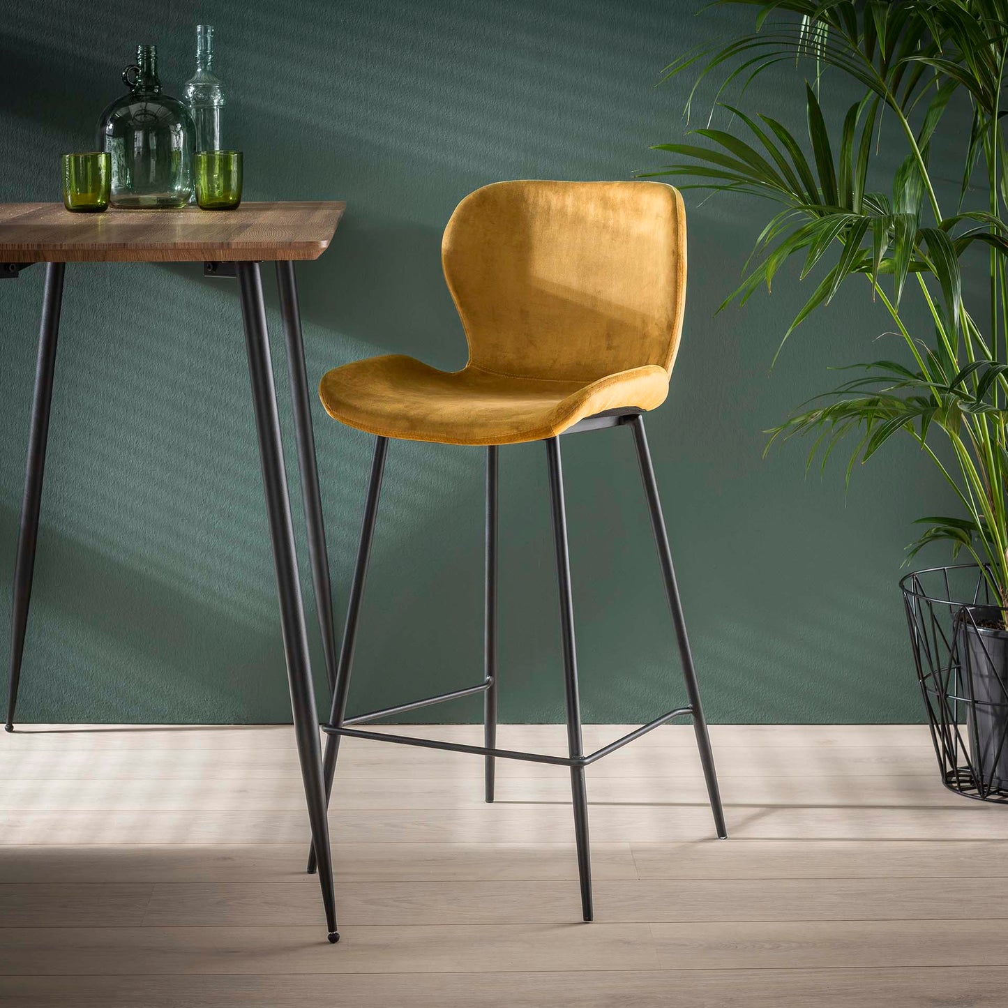 Grauer Barstuhl mit Rundrohrgestell von lefurn.de, gepolstert mit Velvet für komfortables Sitzen.
