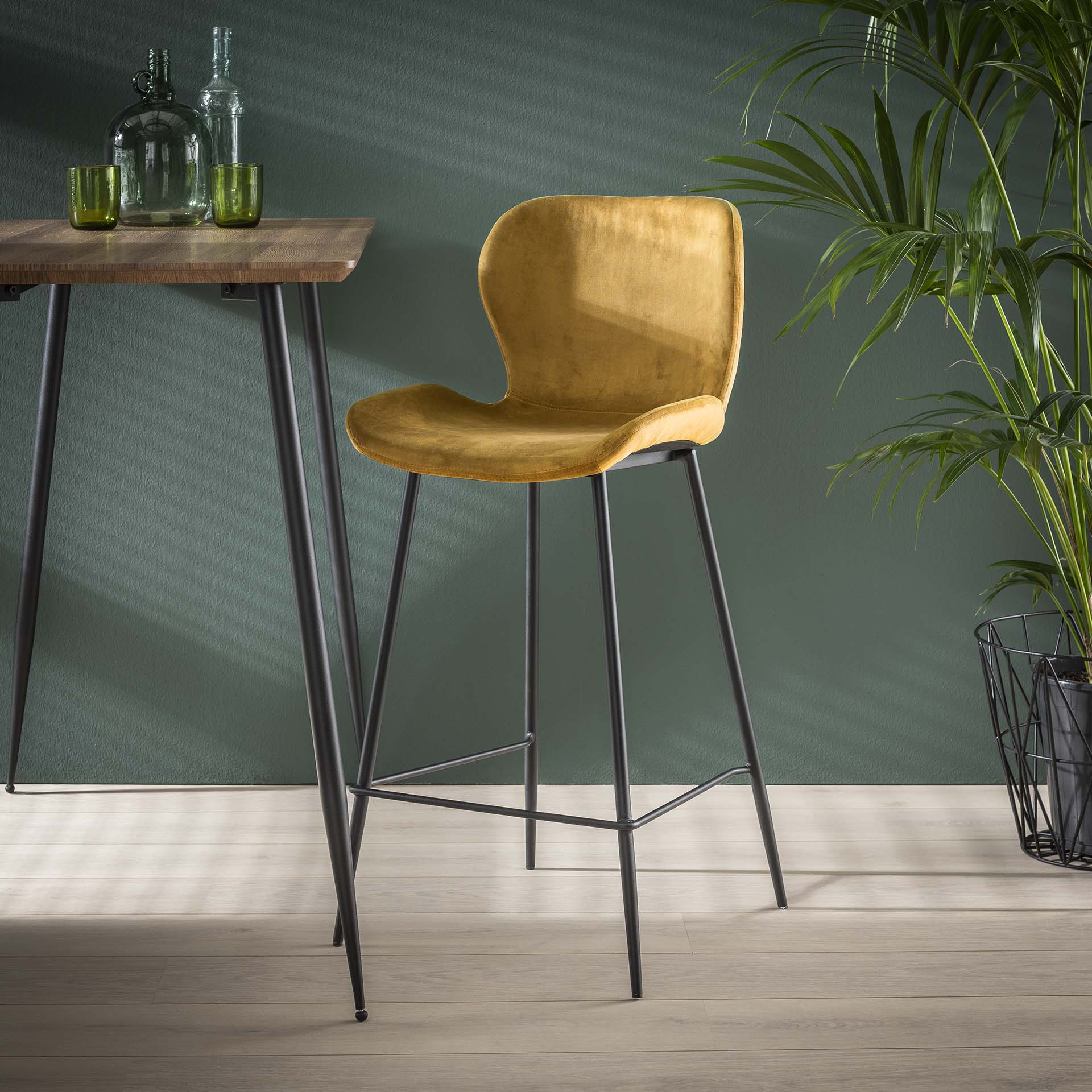Grauer Barstuhl mit Rundrohrgestell von lefurn.de, gepolstert mit Velvet für komfortables Sitzen.