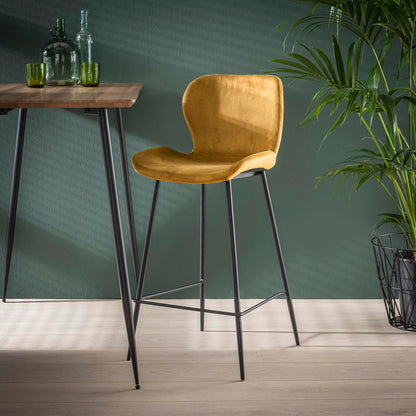 Grauer Barstuhl mit Rundrohrgestell von lefurn.de, gepolstert mit Velvet für komfortables Sitzen.