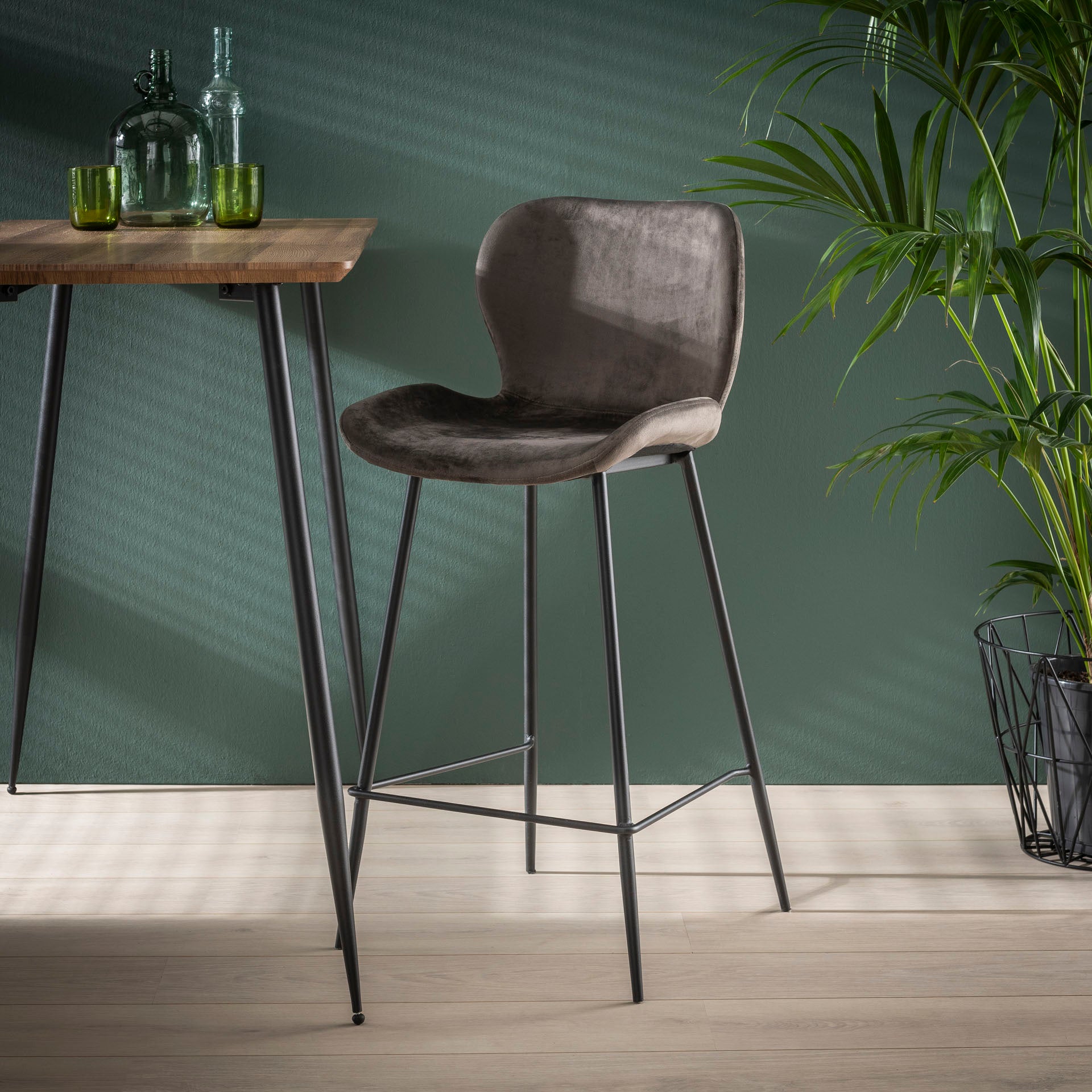 Grauer Barstuhl mit runder Rohrstruktur und Samtpolster von lefurn.de, modernes Design für die Bar oder Küche.