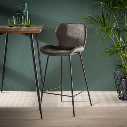 Grauer Barstuhl mit runder Rohrstruktur und Samtpolster von lefurn.de, modernes Design für die Bar oder Küche.