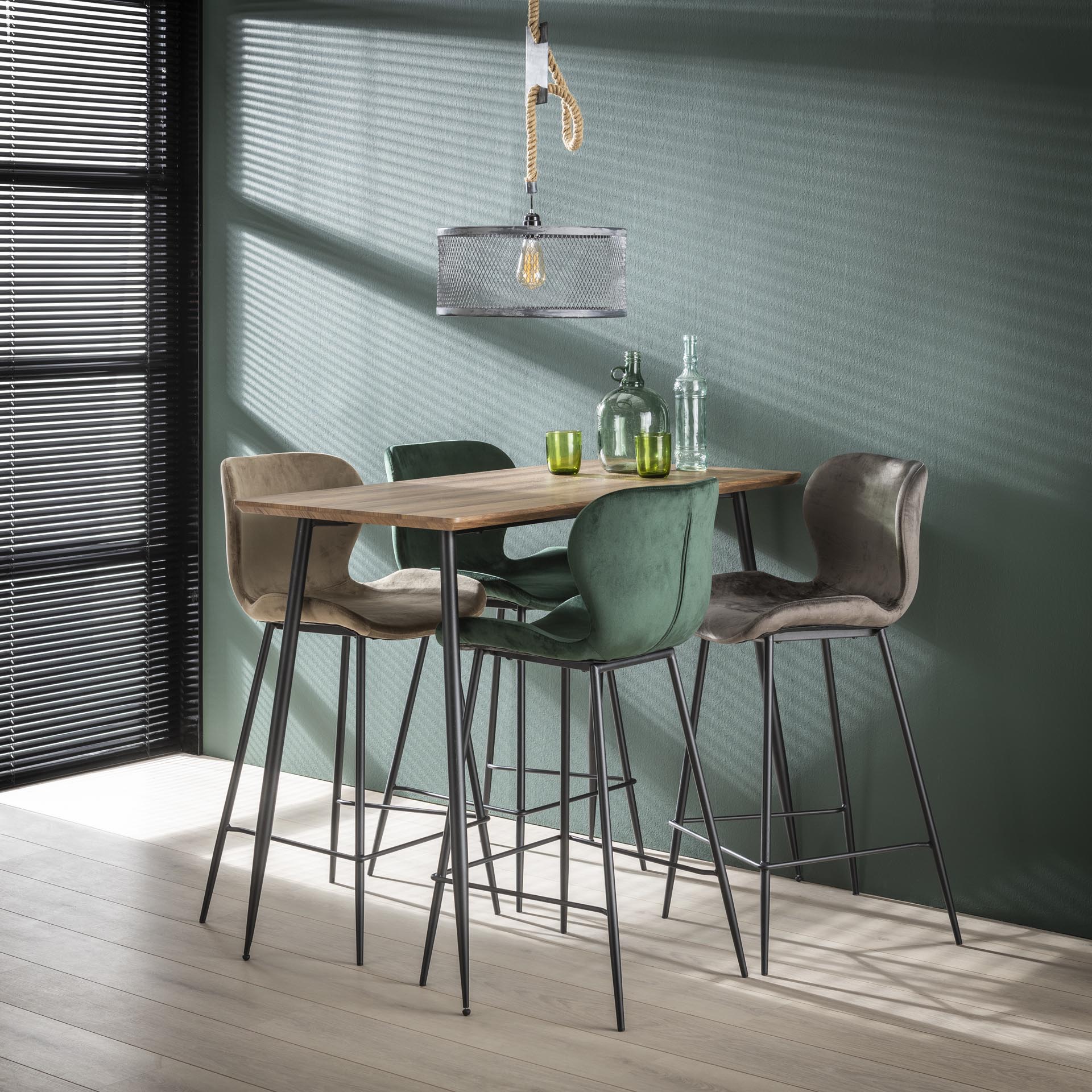 Grauer Barstuhl mit Rundrohrgestell aus Velvet, stilvoller Barhocker von lefurn.de für moderne Bars und Küchen.