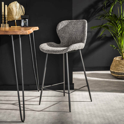 Grauer Barstuhl mit Veloursbezug und Rundrohrgestell von lefurn.de, moderner Sitzkomfort für die Bar oder Küche