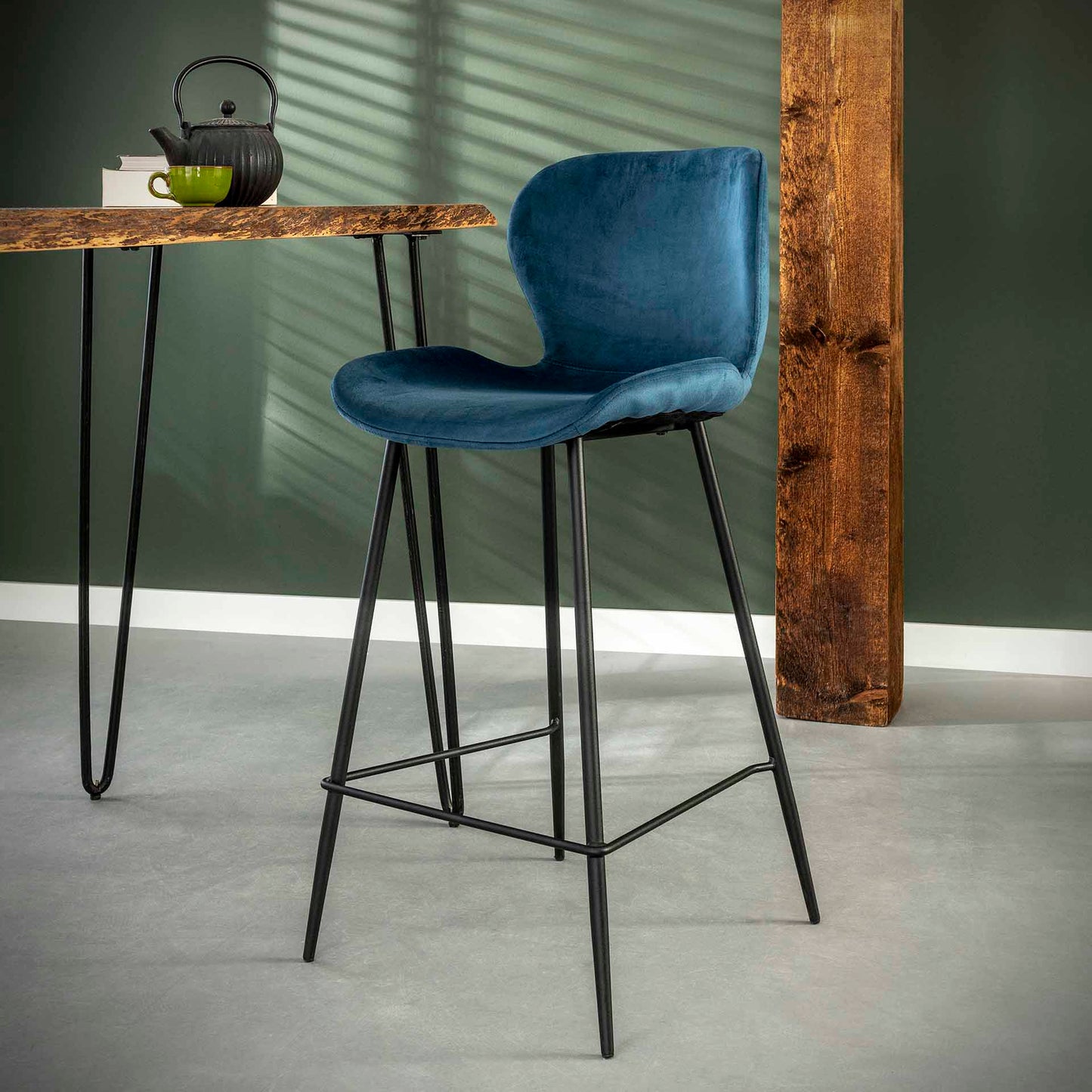 Grauer Barstuhl mit Rundrohrgestell von lefurn.de, gepolstert mit Samtstoff, modernes Design, ideal für Bartheken und Küchen.