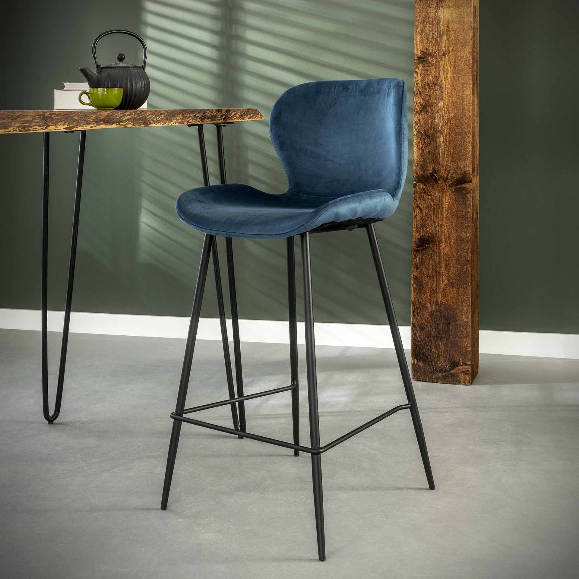 Grauer Barstuhl mit Rundrohrgestell von lefurn.de, gepolstert mit Samtstoff, modernes Design, ideal für Bartheken und Küchen.