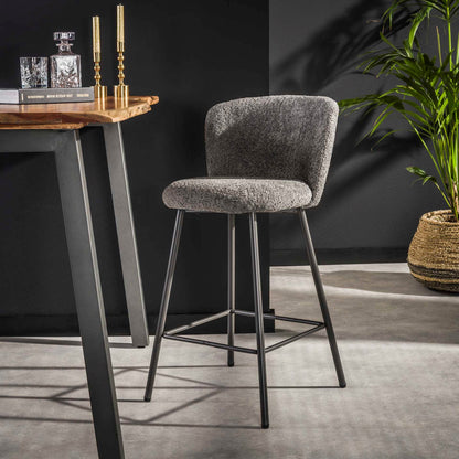 Weißer Barstuhl Curve Bouclé von lefurn.de mit gepolstertem Sitz und schlichten Beinen, ideal für moderne Bars und Küchen.