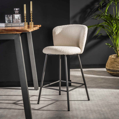 Weißer Barstuhl Curve Bouclé von lefurn.de mit moderner Sitzschale und Metallgestell, stilvoll für Bar oder Küche.