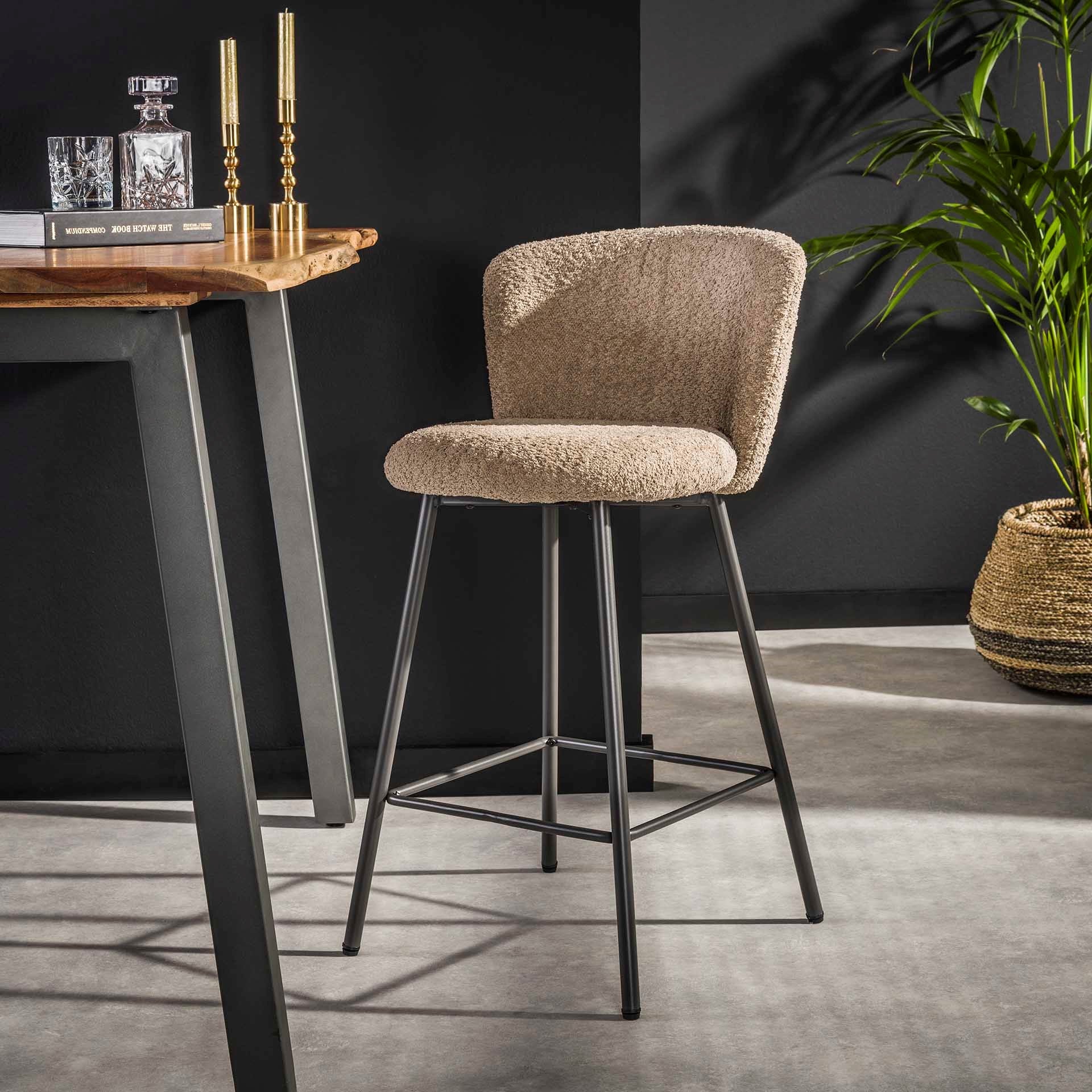 Weißer Barstuhl Curve Bouclé von lefurn.de mit gepolstertem Sitz und modernen Design, ideal für Bars und Küchen.