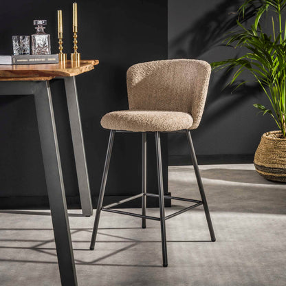 Weißer Barstuhl Curve Bouclé von lefurn.de mit gepolstertem Sitz und modernen Design, ideal für Bars und Küchen.
