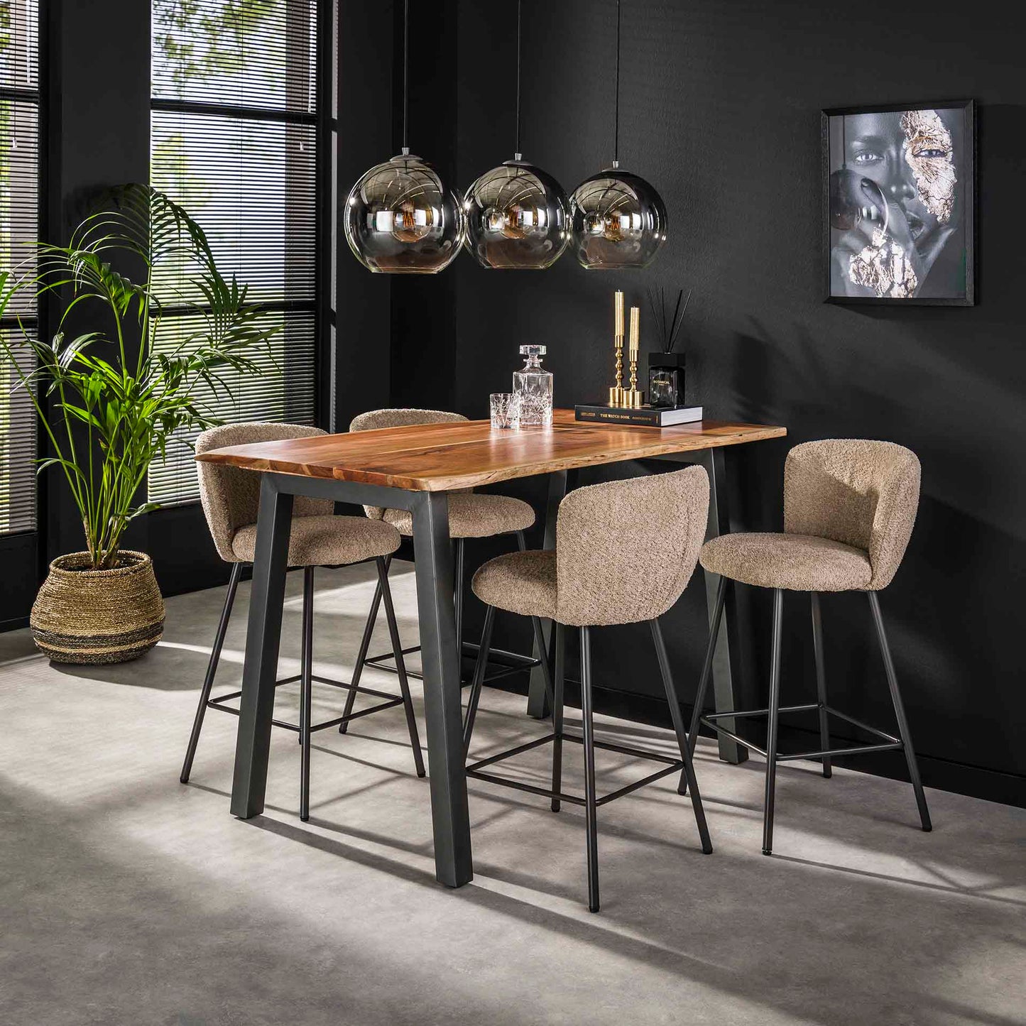 Heller Barstuhl Curve Bouclé von lefurn.de mit weichem, gepolstertem Sitz und eleganter Design, ideal für Bar- oder Küchenbereich.