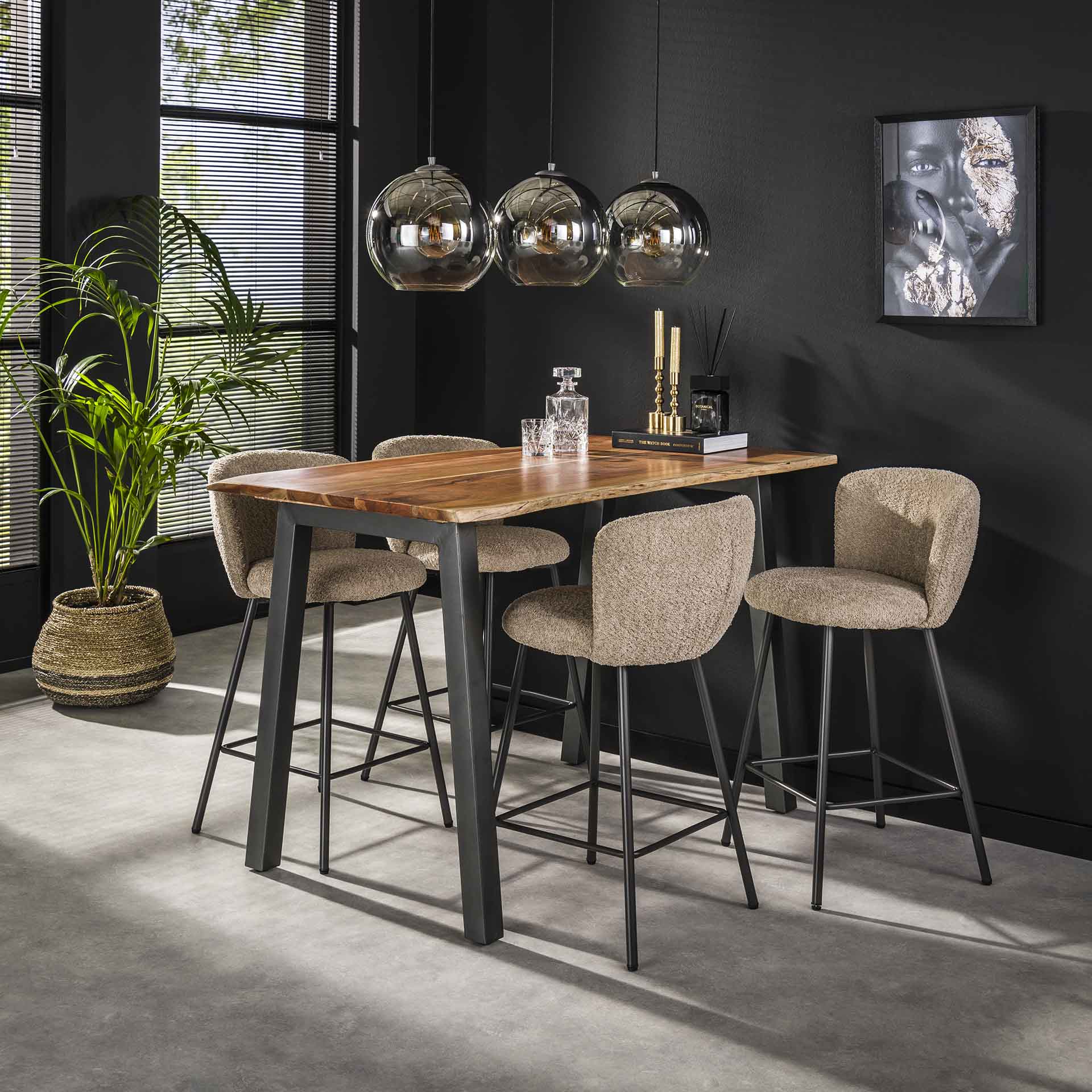 Heller Barstuhl Curve Bouclé von lefurn.de mit weichem, gepolstertem Sitz und eleganter Design, ideal für Bar- oder Küchenbereich.