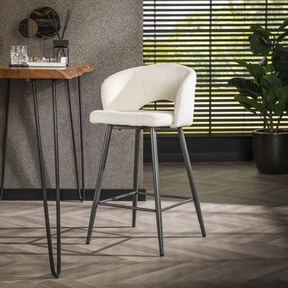 Heller Barstuhl Salon Boucle von lefurn.de mit weichem Sitzbezug und robustem Holzgestell, modern und bequem.