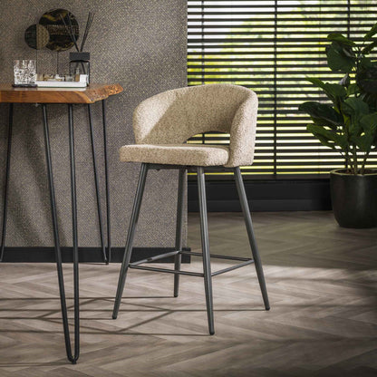 Weißer Barstuhl im Salonstil aus Bouclé-Polsterung von lefurn.de, stilvoll und bequem für moderne Bars und Küchen.
