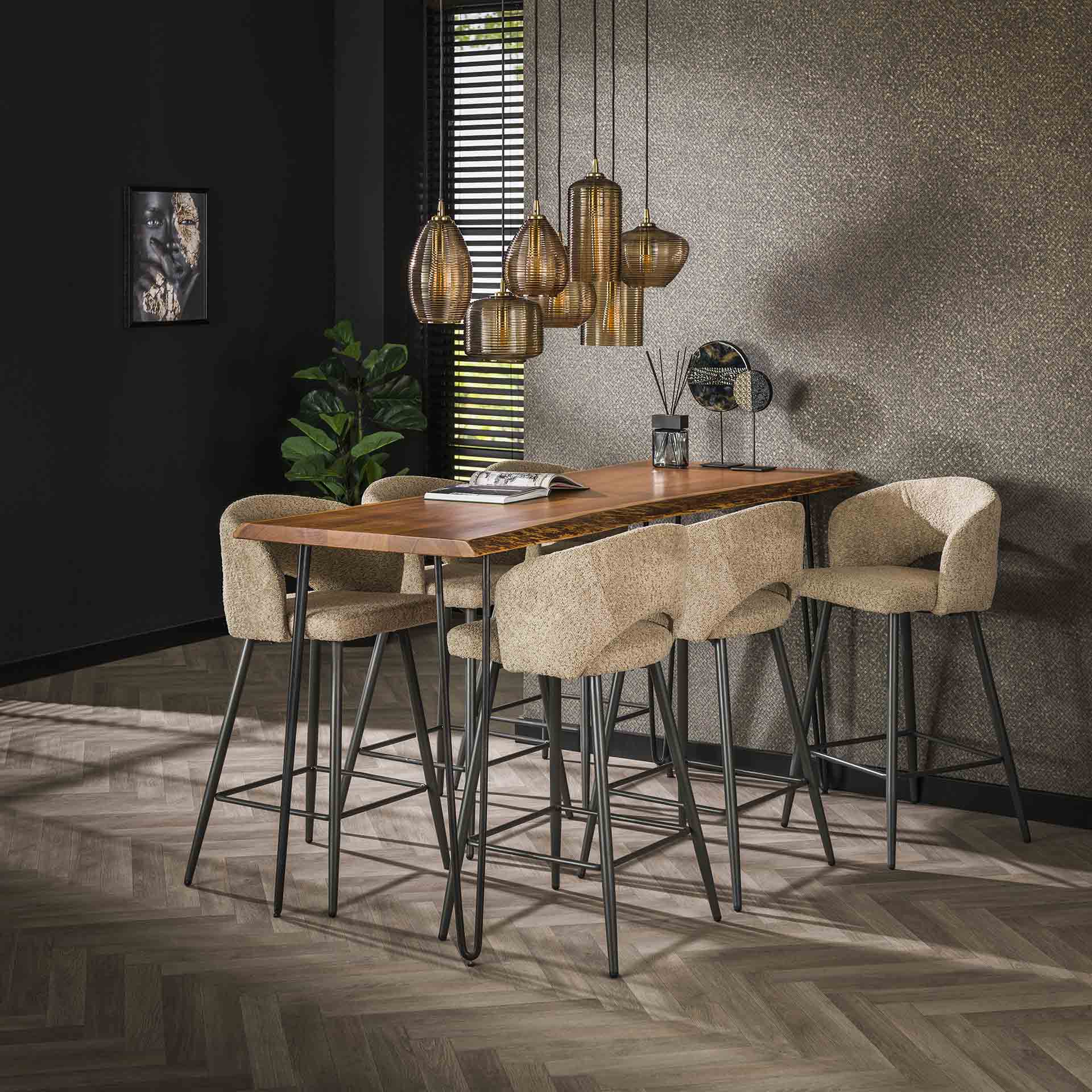 Weißer Barstuhl im Salon-Stil mit Bouclé-Bezug, moderner Sitzhocker von lefurn.de, bequeme Polsterung und elegantes Design.