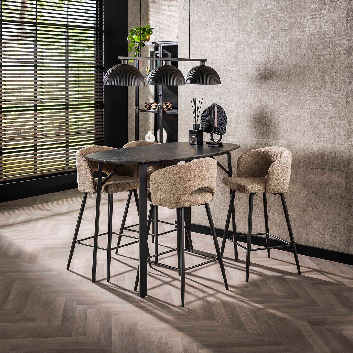 Dänischer ovaler Bartisch von lefurn.de aus Holz, ideal für Küchen und Essbereiche, mit schlichter, eleganter Form.