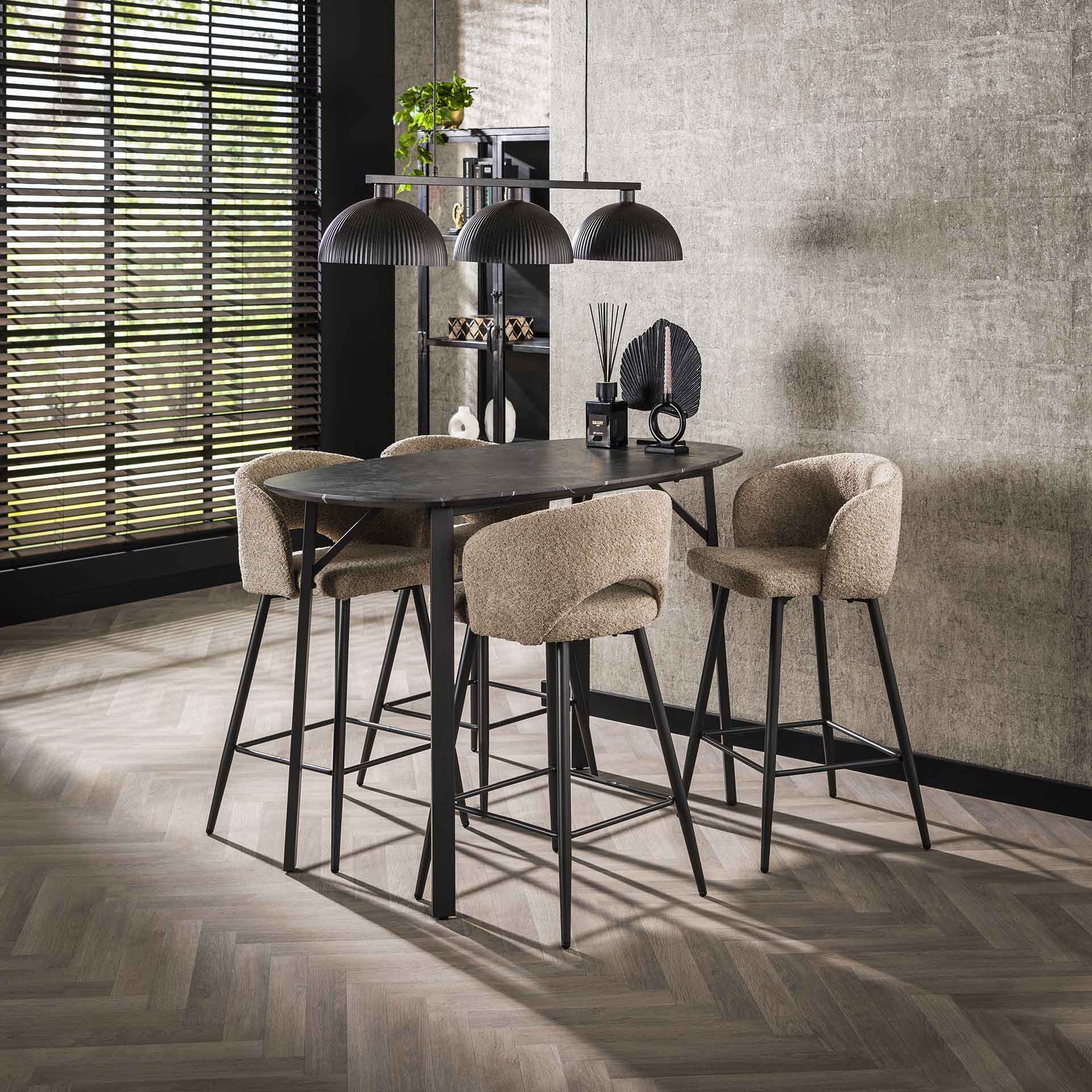 Dänischer ovaler Bartisch von lefurn.de aus Holz, ideal für Küchen und Essbereiche, mit schlichter, eleganter Form.