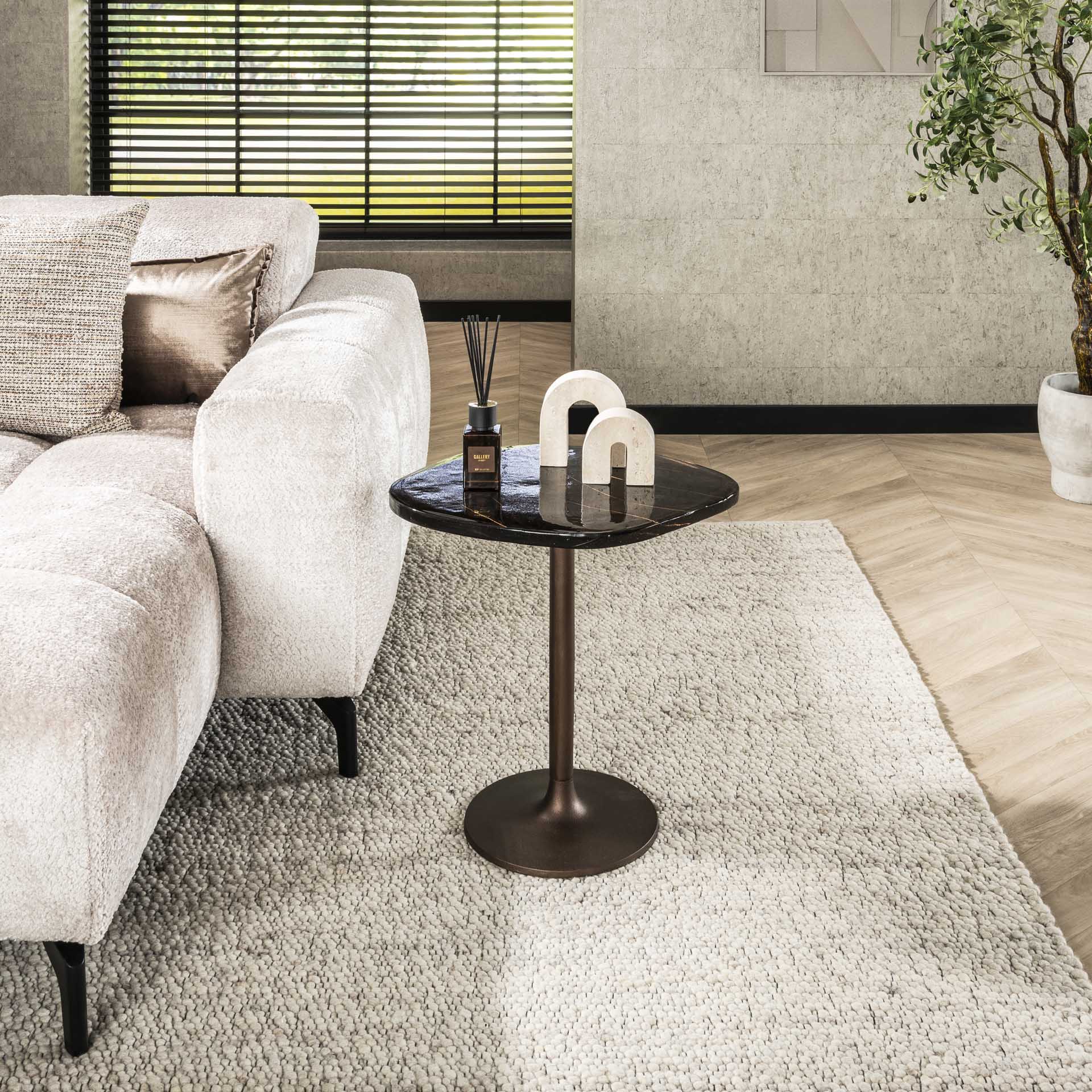Goldener Beistelltisch Eclipse S von lefurn.de, moderner Tisch mit eleganter runder Oberfläche und minimalistischer Gestaltung.