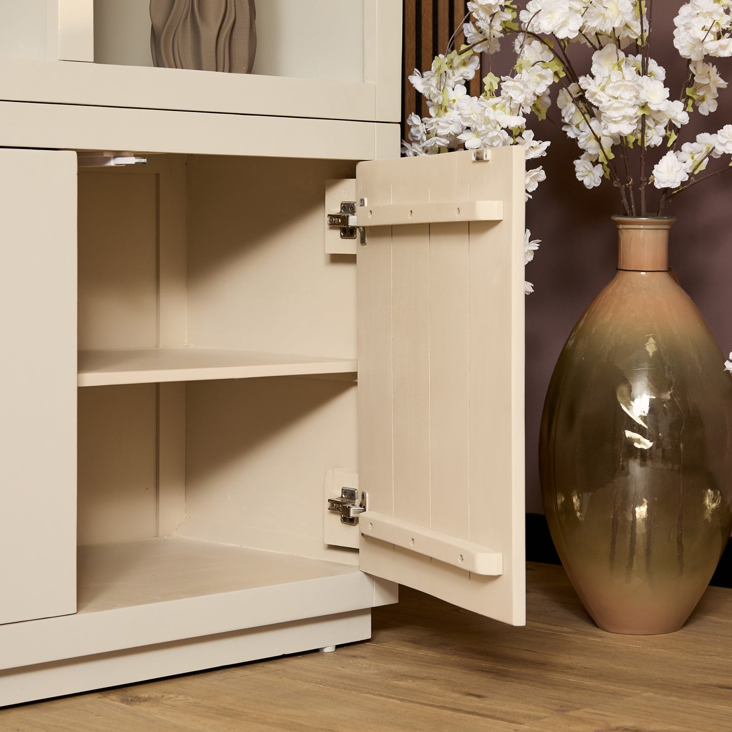 Buffetschrank Brussel Sand von lefurn.de, moderner Stauraumschrank mit Sandfarbenes Finish und eleganten Design.