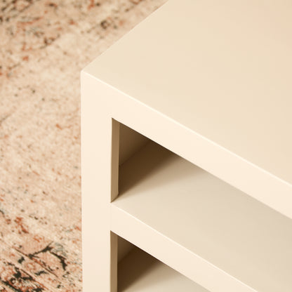 Heller Couchtisch Brussel Sand aus Holz mit modernem Design, von lefurn.de, auf einer neutralen Oberfläche.