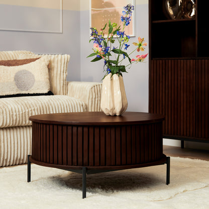 Brauner Couchtisch Madison von lefurn.de mit Holzoptik und modernem Design, sichtbar auf dem Bild.