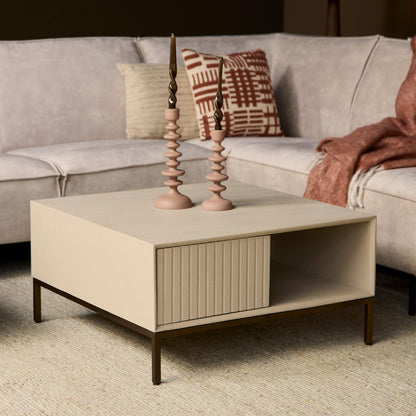 Couchtisch Madison Sand von lefurn.de mit modernem Design und hellem Sand-Finish, ideal für das Wohnzimmer