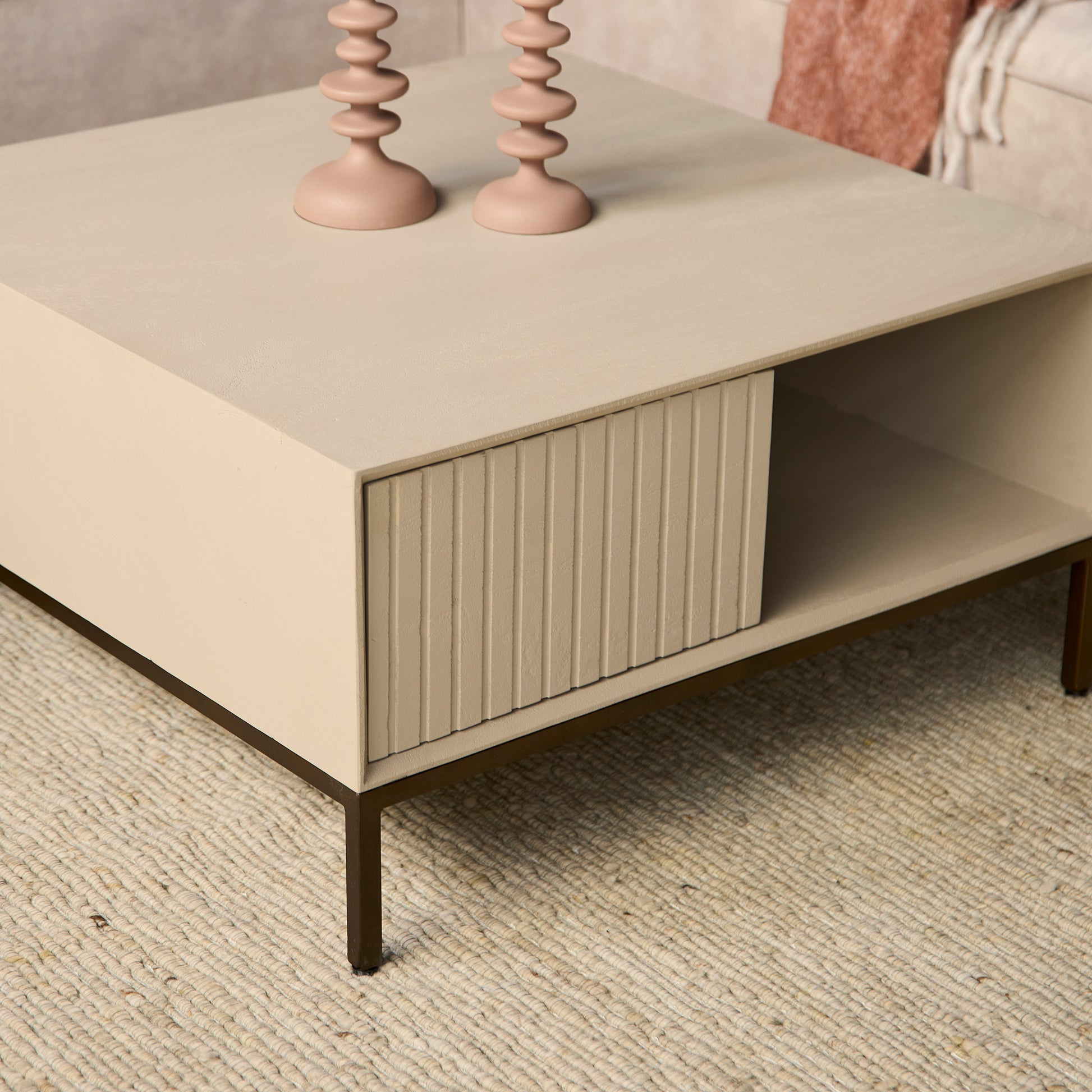 Moderner Couchtisch Madison Sand von lefurn.de mit quadratischer Holzplatte und stilvollem Design im Wohnzimmer.