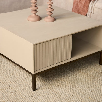 Moderner Couchtisch Madison Sand von lefurn.de mit quadratischer Holzplatte und stilvollem Design im Wohnzimmer.
