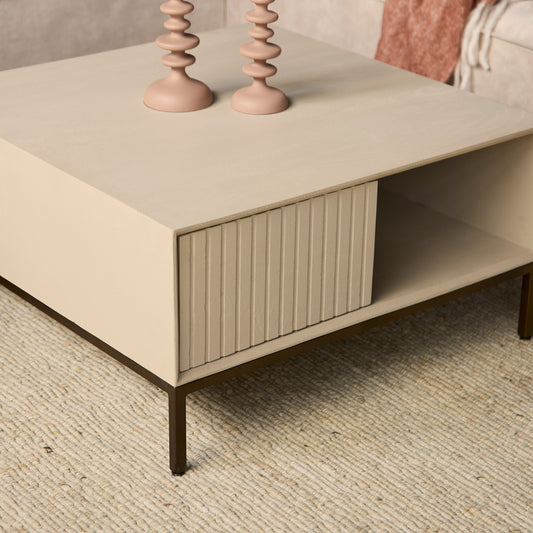 Moderner Couchtisch Madison Sand von lefurn.de mit quadratischer Holzplatte und stilvollem Design im Wohnzimmer.