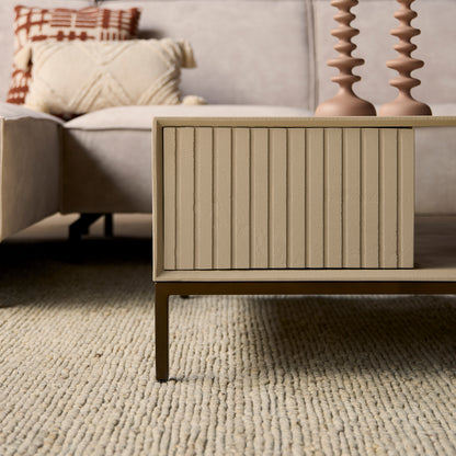 Moderner Couchtisch Madison Sand von lefurn.de mit Holzoptik und robustem Design, ideal für das Wohnzimmer.