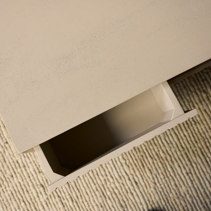 Moderner Couchtisch Madison Sand von lefurn.de mit schlichtem Design aus Holz und Sandfarben, ideal für das Wohnzimmer.
