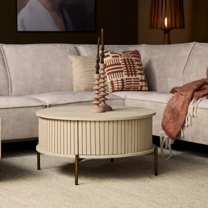 Heller Couchtisch Madison Sand aus Holz mit modernem Design, auf einer stilvollen Wohnzimmerfläche platziert.