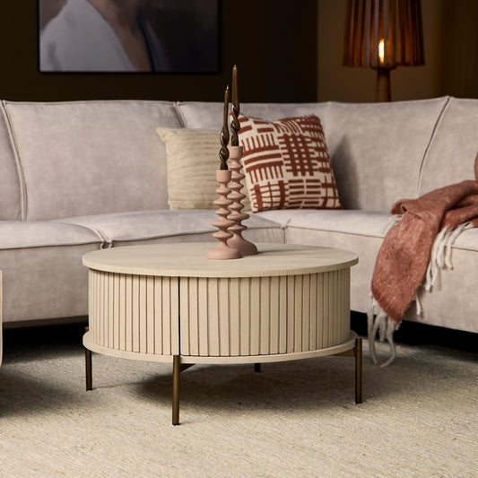 Heller Couchtisch Madison Sand aus Holz mit modernem Design, auf einer stilvollen Wohnzimmerfläche platziert.