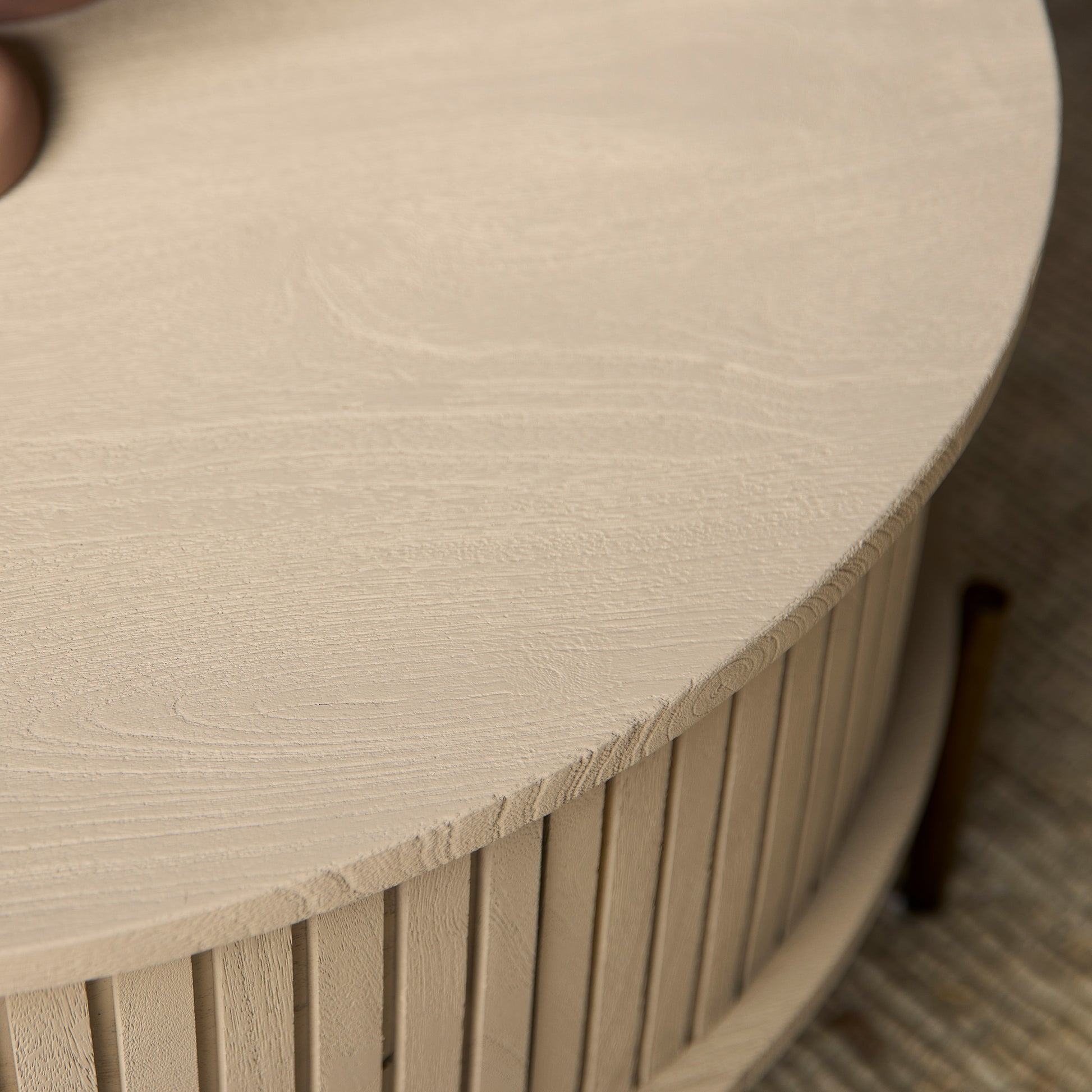 Moderner Couchtisch Madison Sand von lefurn.de mit hellem Holzdesign und glatter Oberfläche, perfekt für das Wohnzimmer.