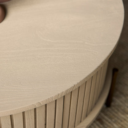 Moderner Couchtisch Madison Sand von lefurn.de mit hellem Holzdesign und glatter Oberfläche, perfekt für das Wohnzimmer.