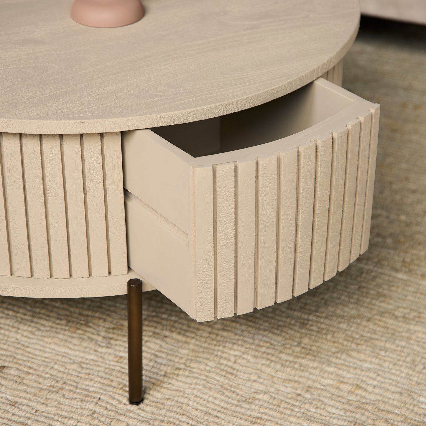 Moderner Couchtisch Madison Sand von lefurn.de mit rechteckiger Holzplatte und stabilen Beinen, stilvoll im Wohnzimmer.